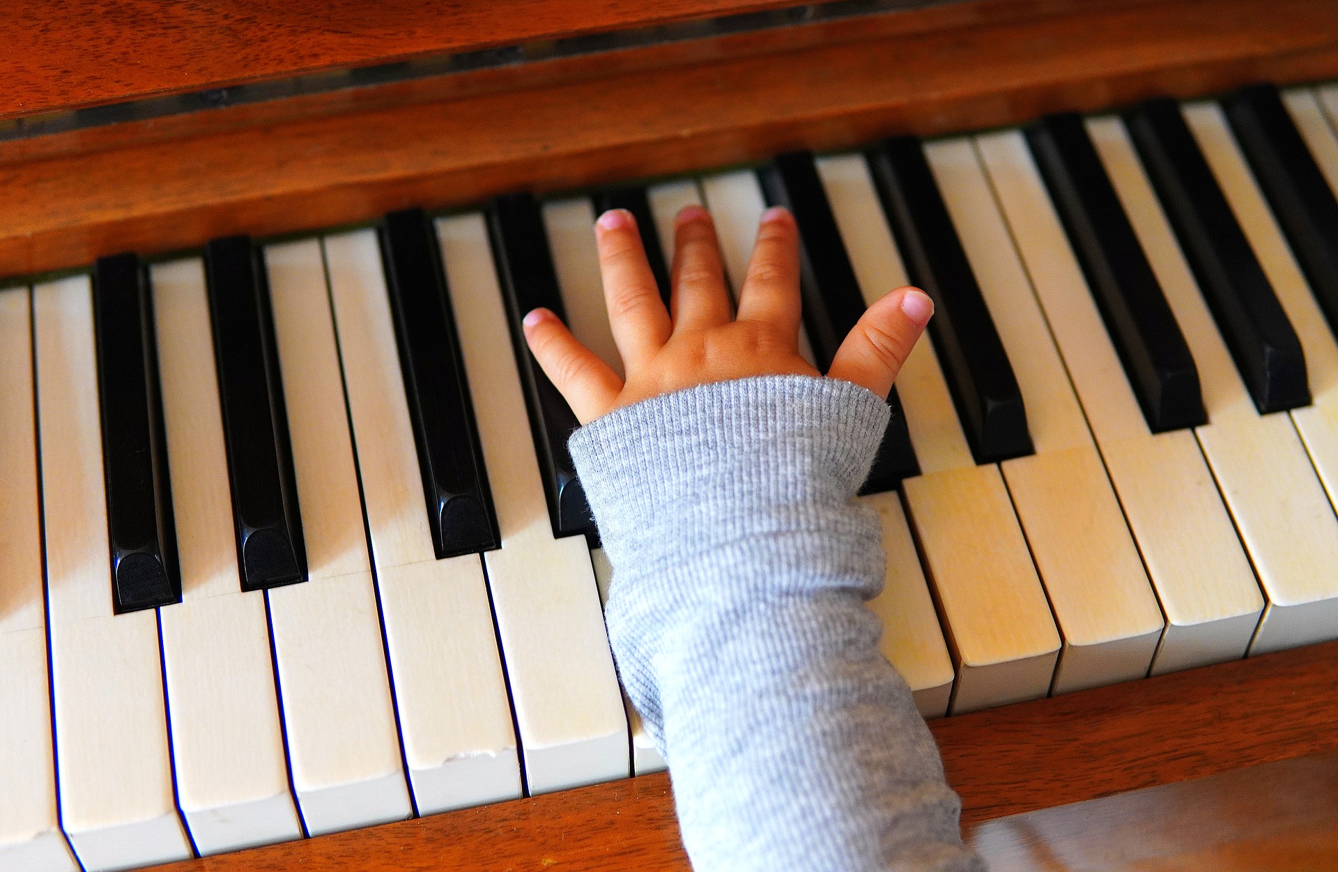 ピアノの鍵盤と子供の手